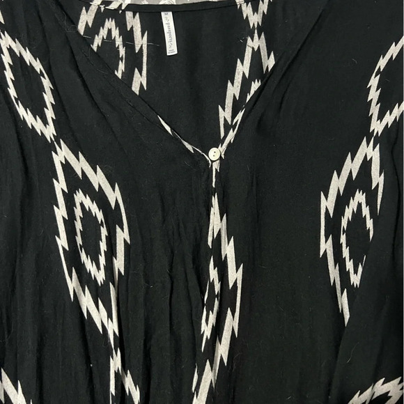 PASSPORT black with white Aztec design kimono - Picture 1 of 7